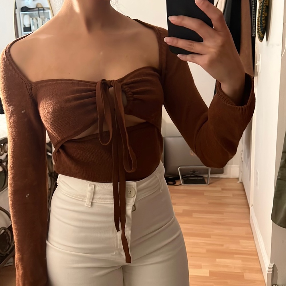 Opened front top. Perfect for a girls night out with jeans or pants